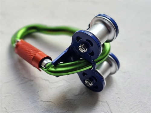  Ролик Treck V2 на карабине GURU Grass Twist Lock в Брянске  